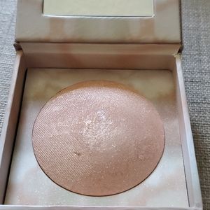 Urban Decay AURA highlighter